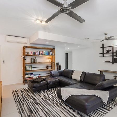 Luxury Pool Side Apartment In Beachfront Resort Cairns Exterior photo