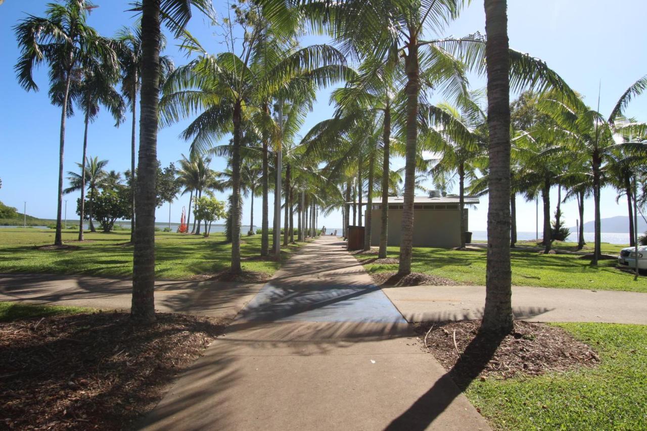Luxury Pool Side Apartment In Beachfront Resort Cairns Exterior photo