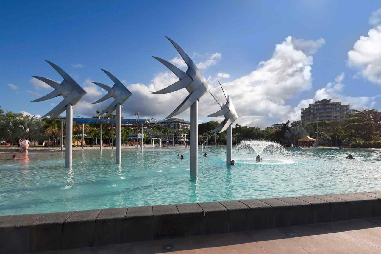 Luxury Pool Side Apartment In Beachfront Resort Cairns Exterior photo
