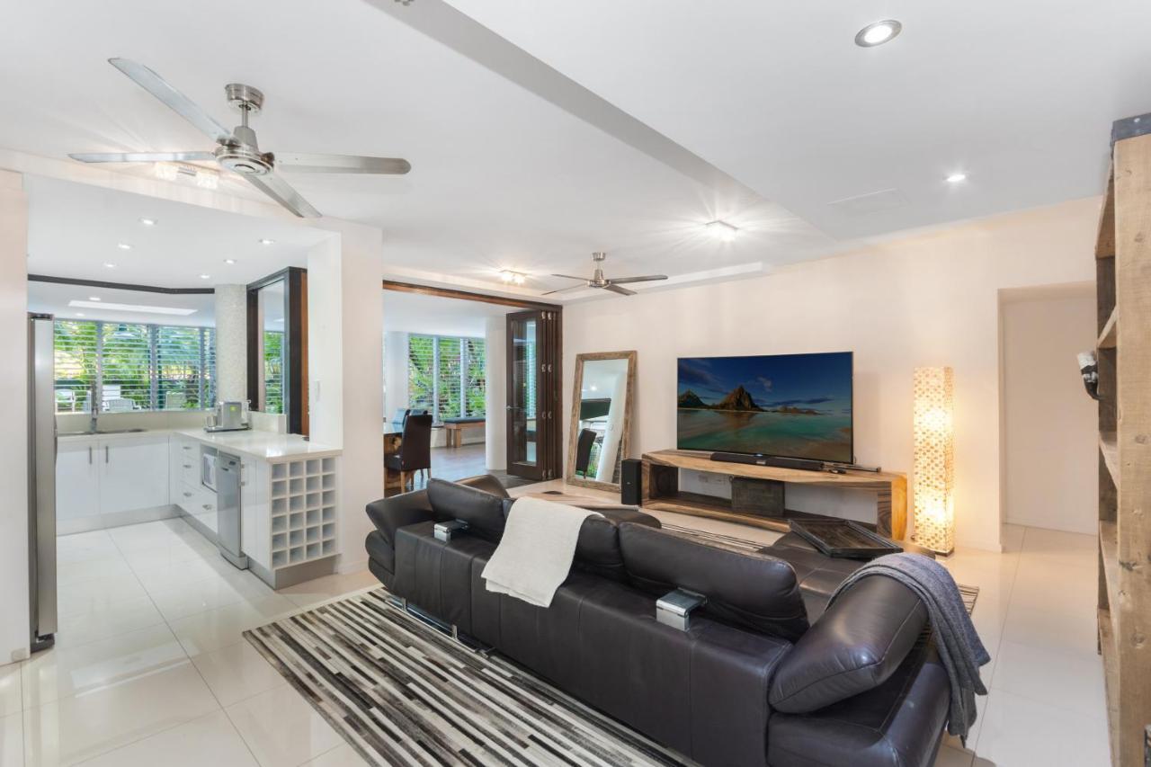Luxury Pool Side Apartment In Beachfront Resort Cairns Exterior photo