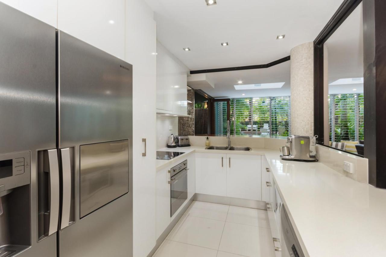 Luxury Pool Side Apartment In Beachfront Resort Cairns Exterior photo