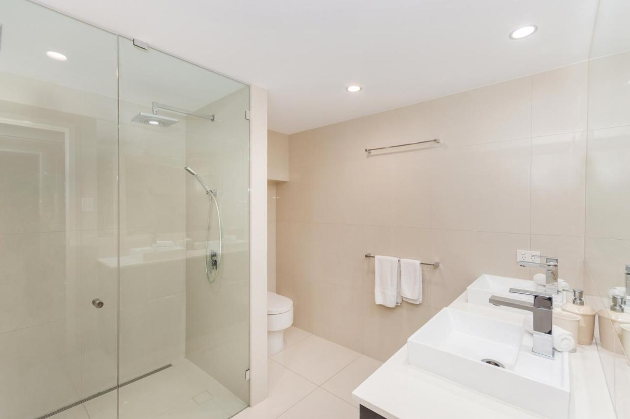 Luxury Pool Side Apartment In Beachfront Resort Cairns Exterior photo