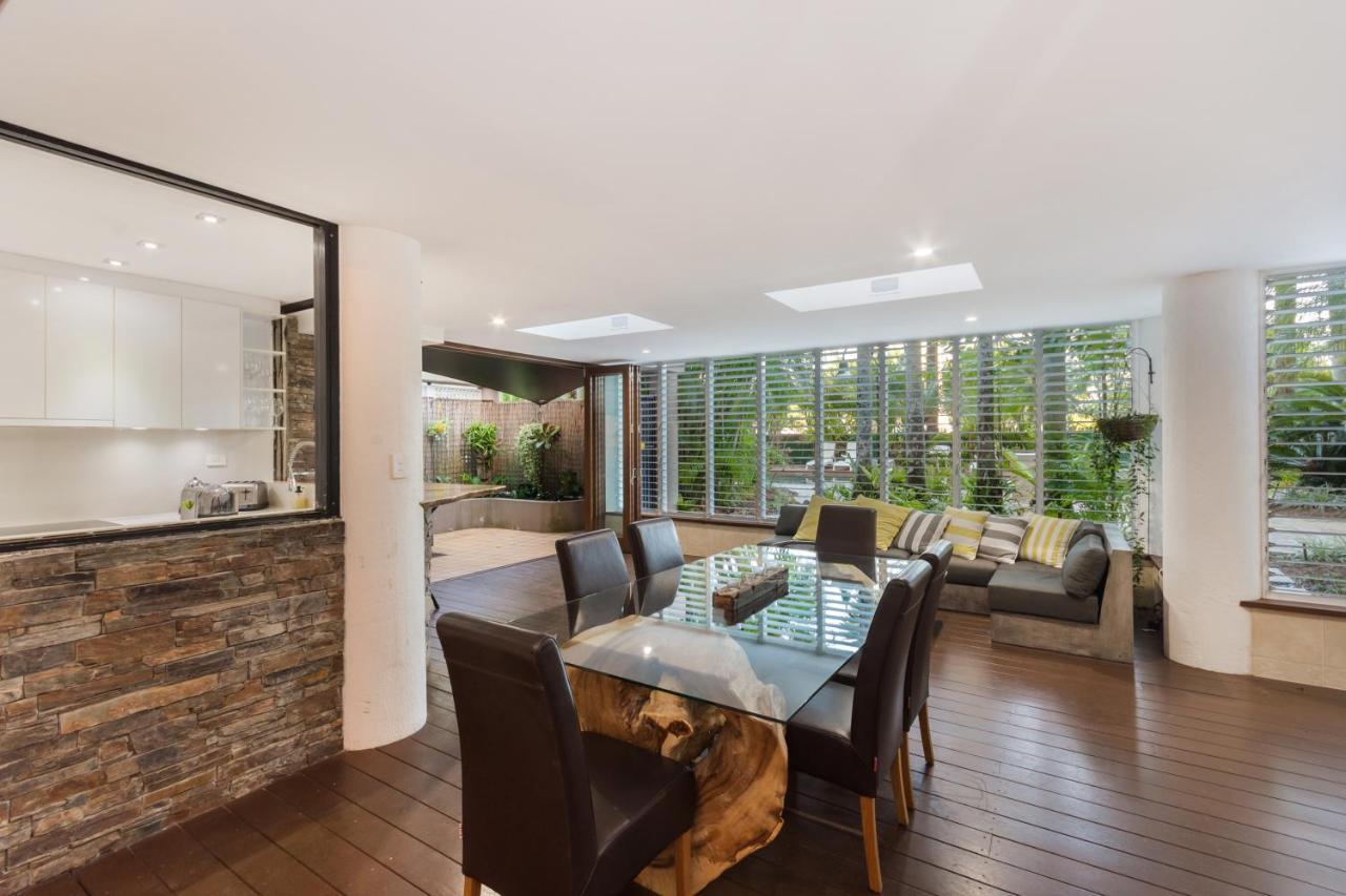 Luxury Pool Side Apartment In Beachfront Resort Cairns Exterior photo