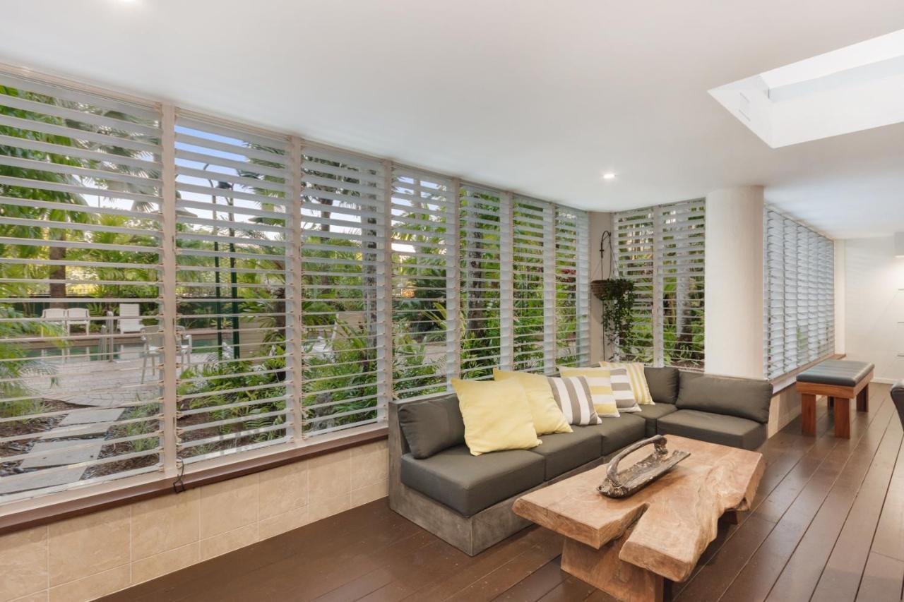 Luxury Pool Side Apartment In Beachfront Resort Cairns Exterior photo