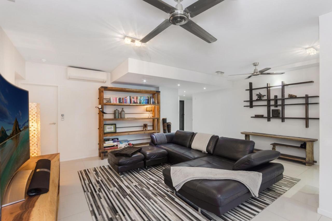 Luxury Pool Side Apartment In Beachfront Resort Cairns Exterior photo