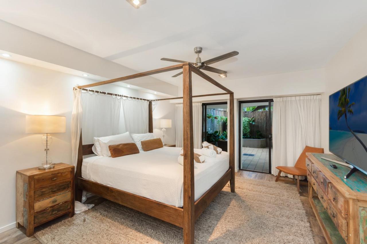 Luxury Pool Side Apartment In Beachfront Resort Cairns Exterior photo
