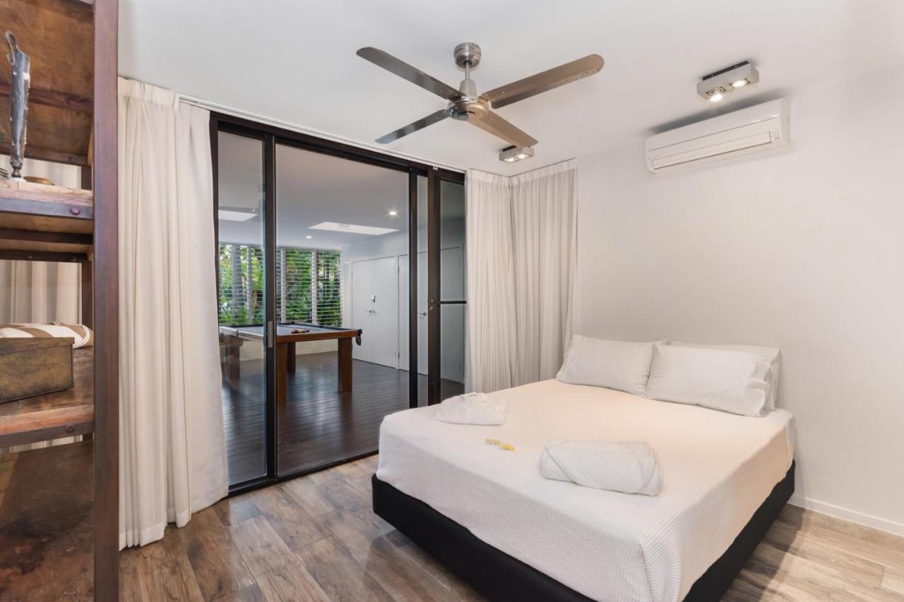 Luxury Pool Side Apartment In Beachfront Resort Cairns Exterior photo
