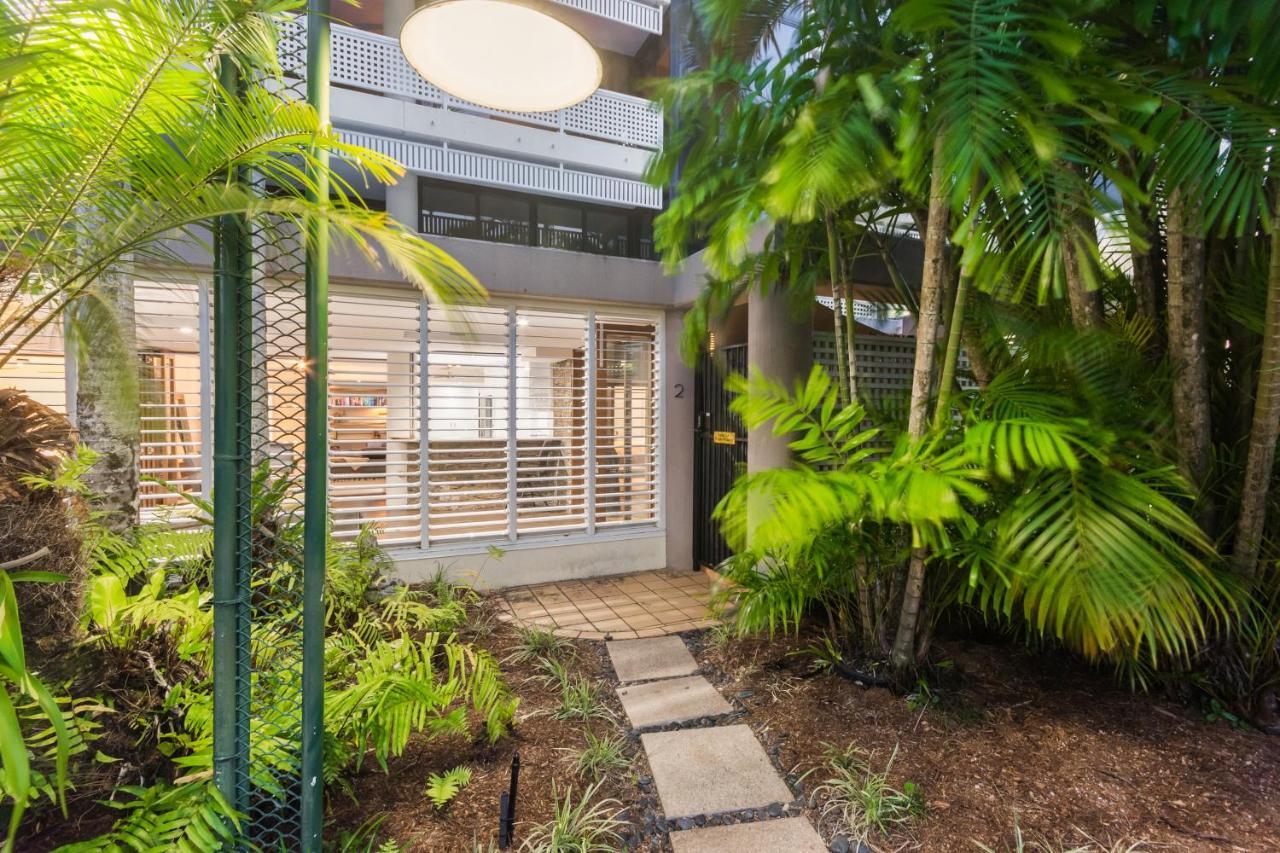 Luxury Pool Side Apartment In Beachfront Resort Cairns Exterior photo