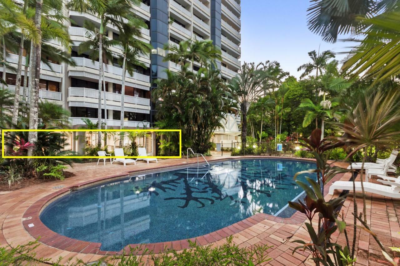 Luxury Pool Side Apartment In Beachfront Resort Cairns Exterior photo